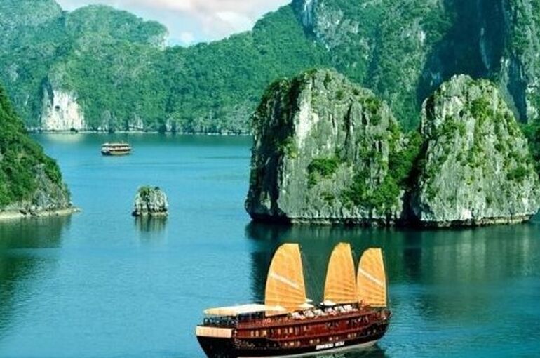 River_sailing-Landscape_widescreen_wallpaper_1366x768